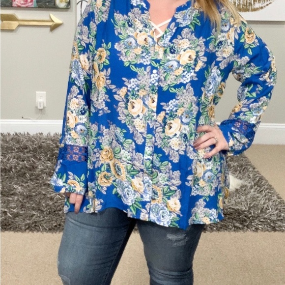 ODDI "CHECK OUT THE BACK" BLUE FLORAL BUTTON DOWN TOP Size Small - Picture 3 of 13